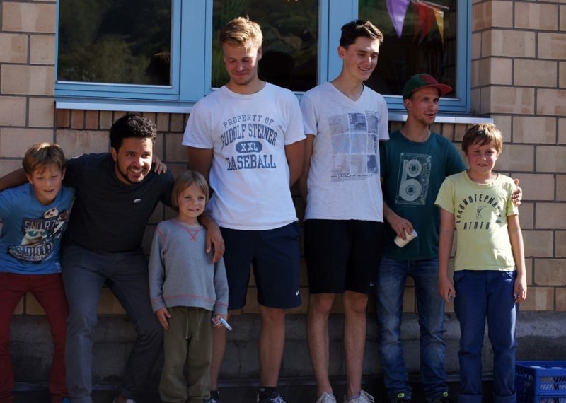 Ehemalige und heutige Schülerinnen und Schüler am Alumnifest