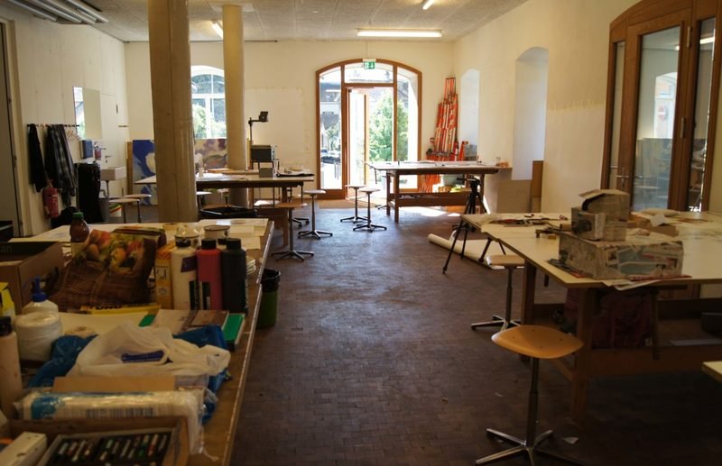Werkraum der Atelierschule Zürich mit Werkbänken