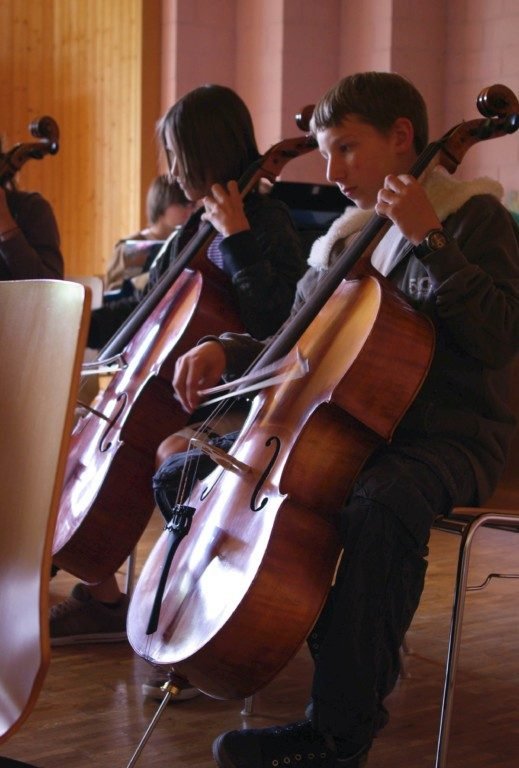 Jugendliche spielen Cello im Schulorchester