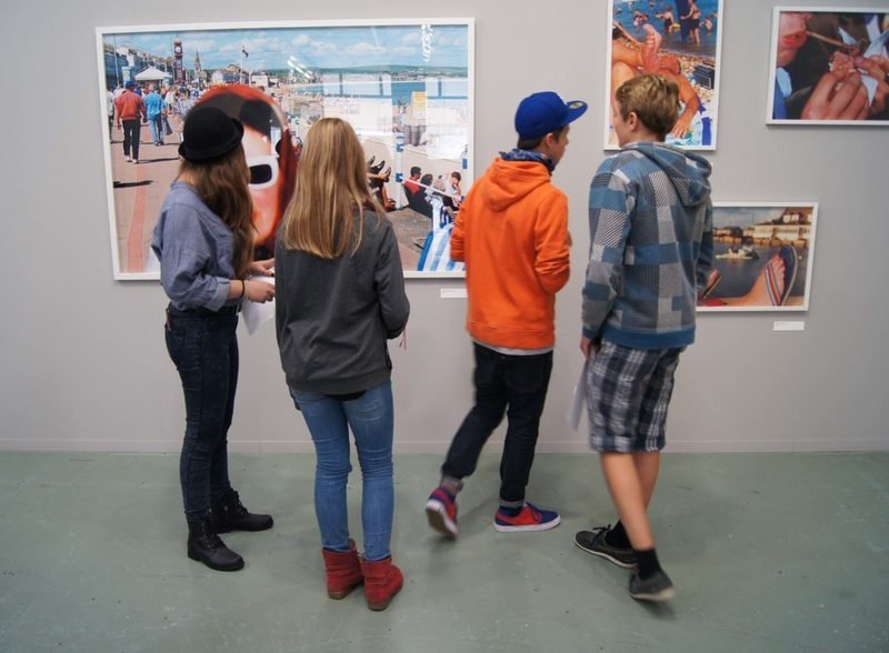 Oberstufenklasse bei einem Museumsbesuch