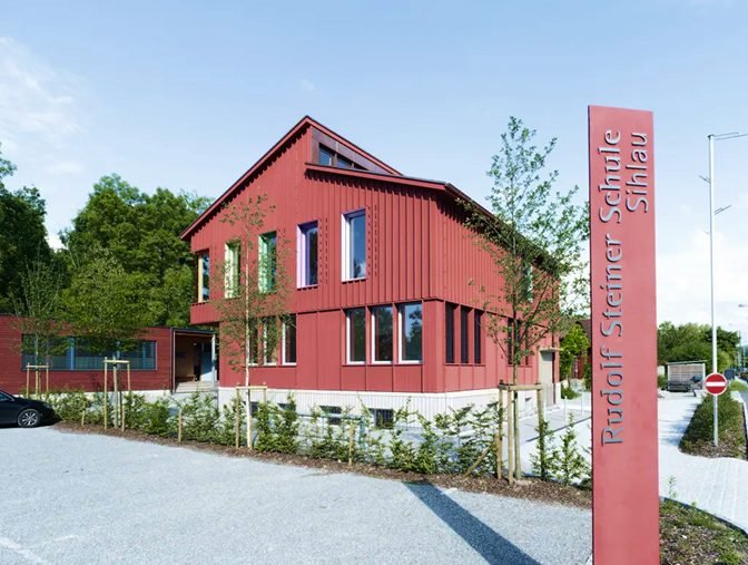 Das Schulhaus der Sihlau an der Sihlstrasse in Adliswil