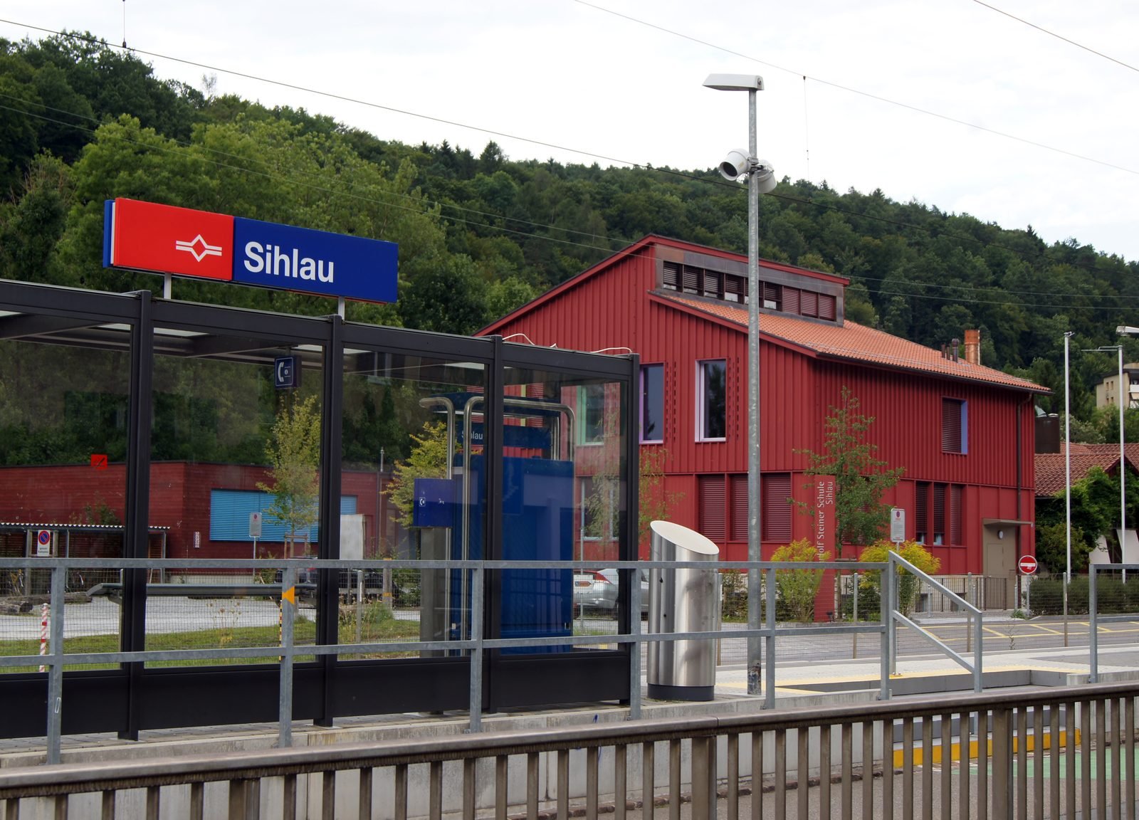 Das Schulhaus Sihlau direkt neben der SZU-Haltestelle