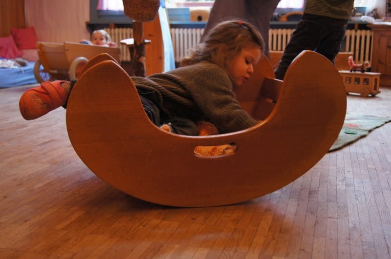 Kinder der Spielgruppe beim freien Spiel im Gruppenraum