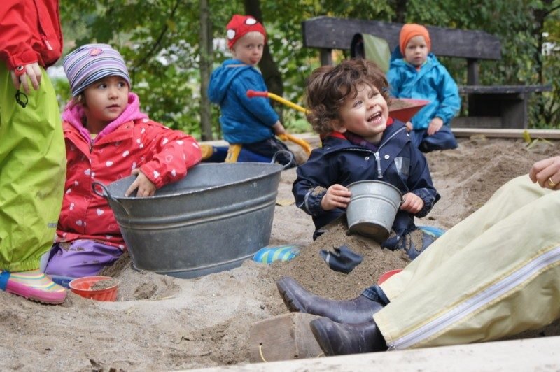 Kinder der Spielgruppe beim Spielen