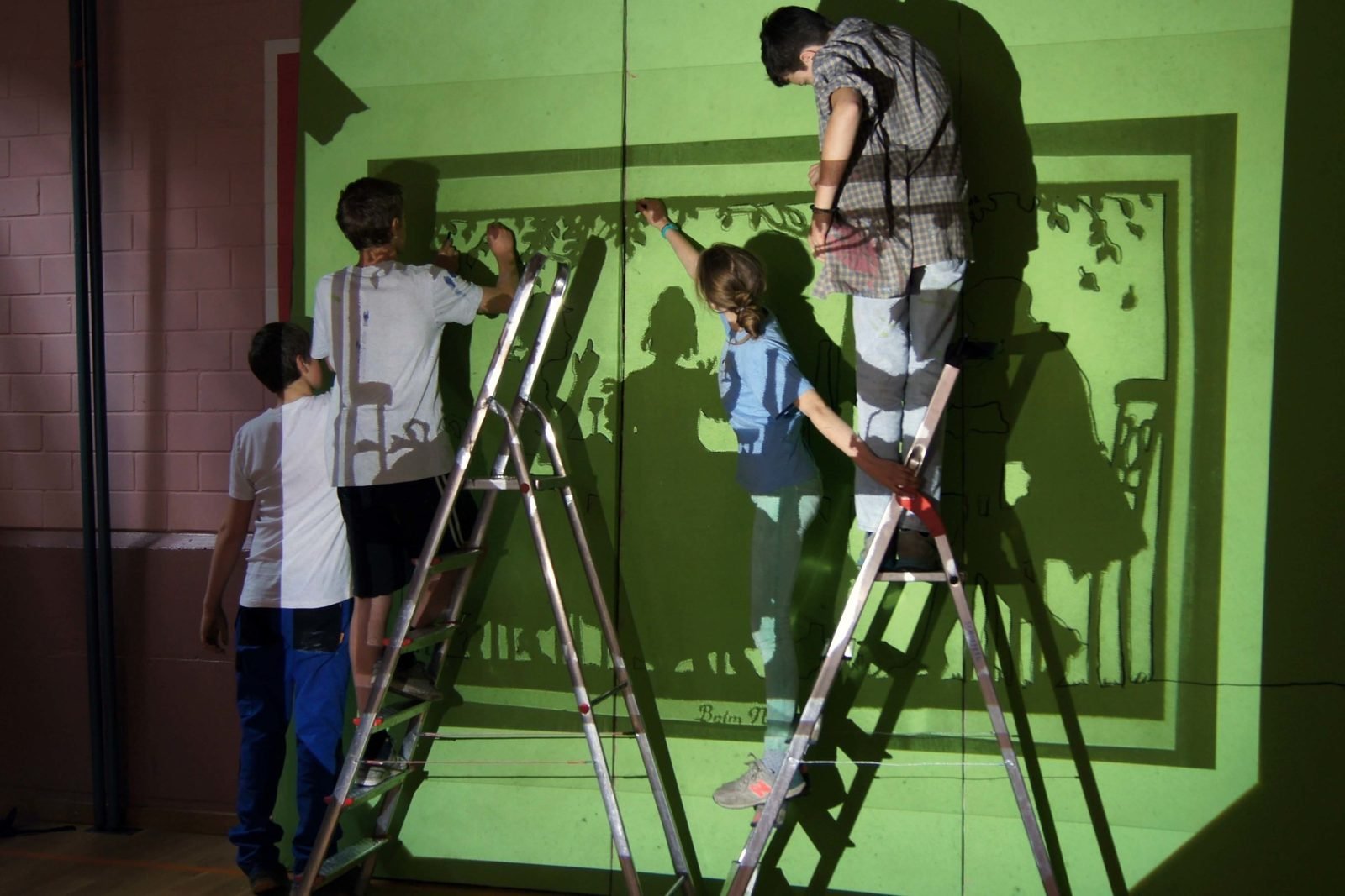 Schülerinnen und Schüler bemalen die grossflächige Kulisse für das Klassenspiel
