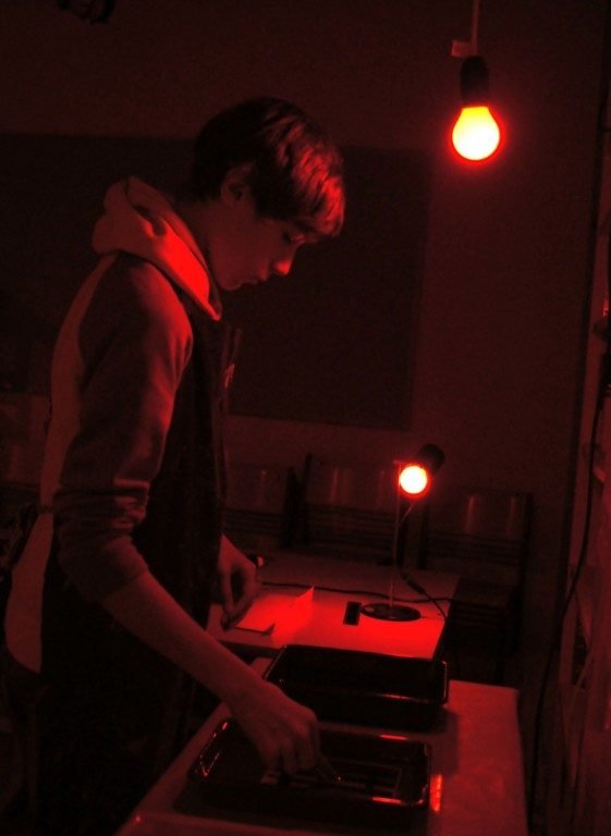 Arbeit in der Dunkelkammer beim roten Licht