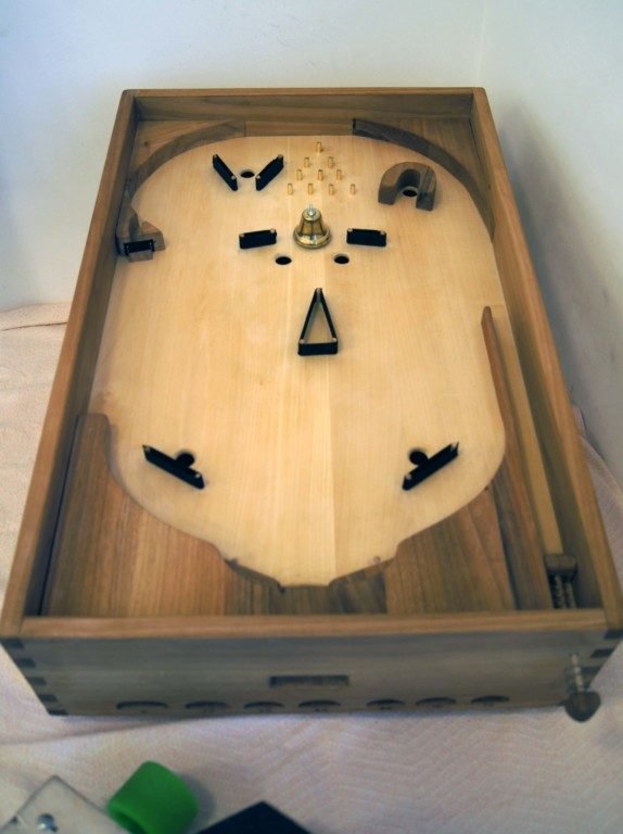 Selbst gebauter Flipperkasten aus Holz