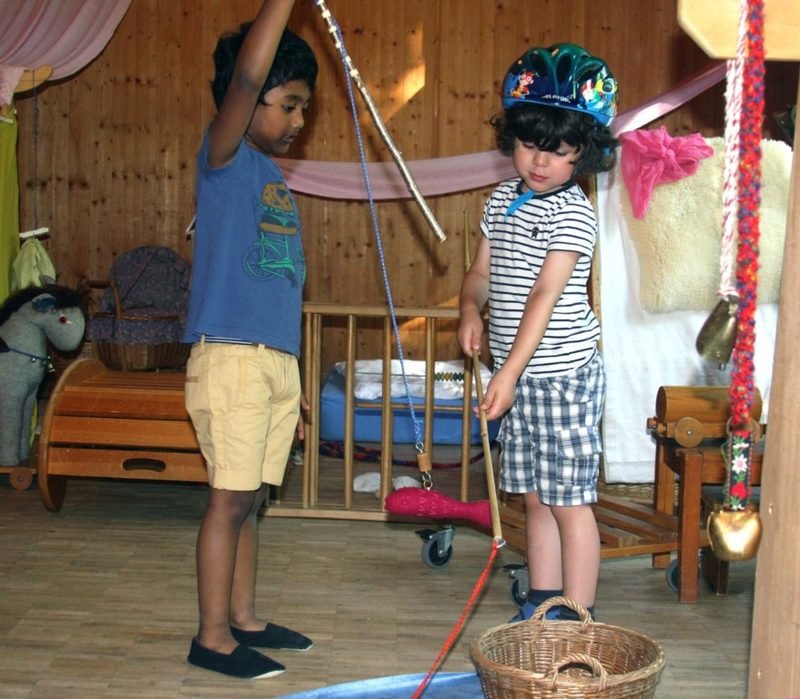 Der Kindergartenraum der Sihlau mit Spielecke und Jahreszeitentisch