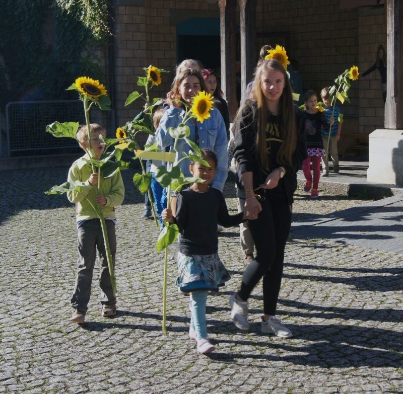 Kinder der ersten Klasse am ersten Schultag mit ihren Patinnen und Paten