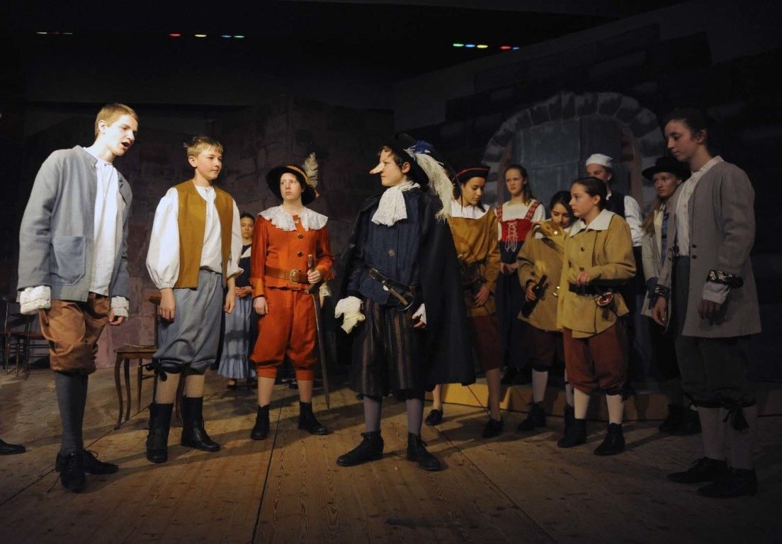 Szene aus dem Theaterstück der achten Klasse